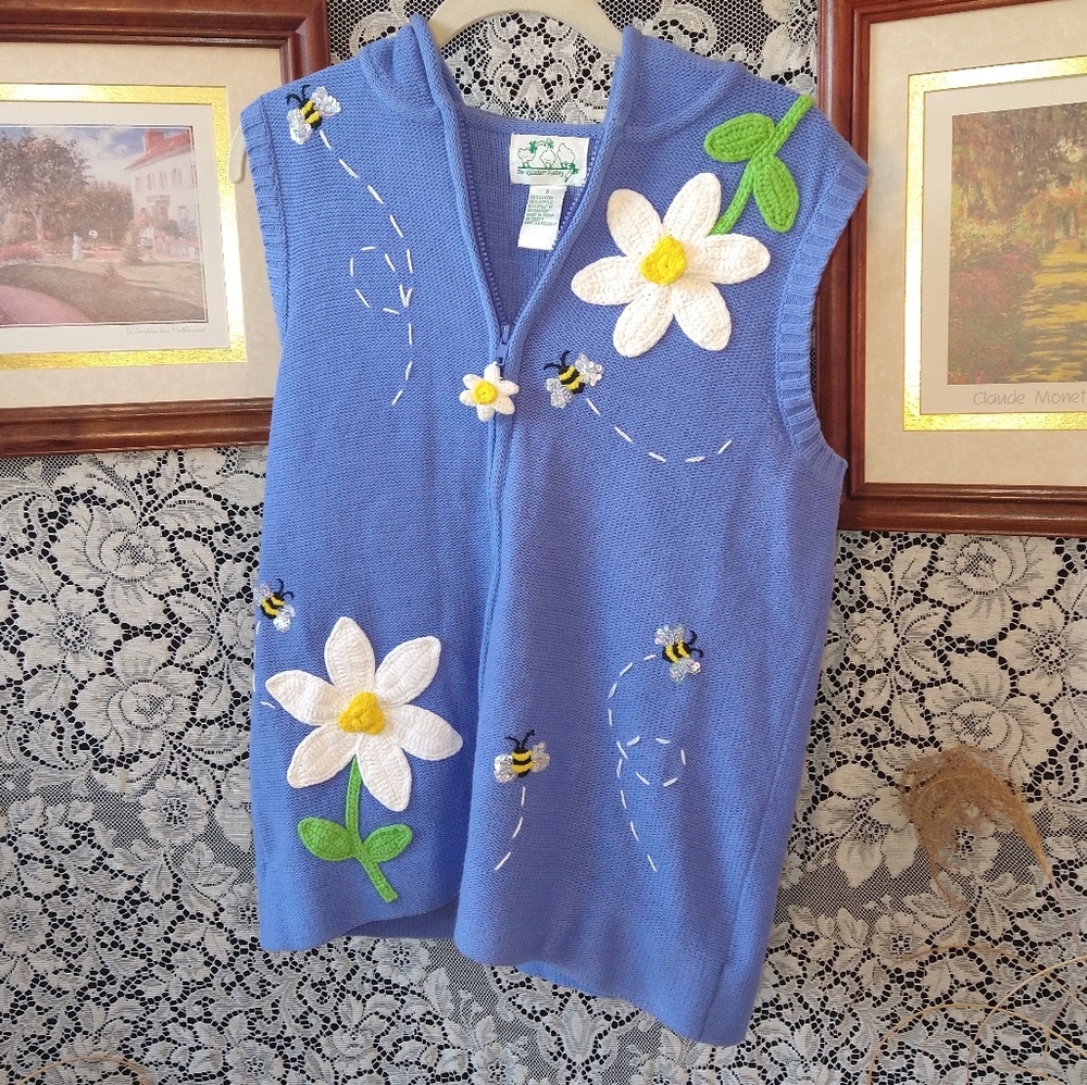 Quacker Factory blue white yellow embroidery daisies bees sequin sleeveless hood